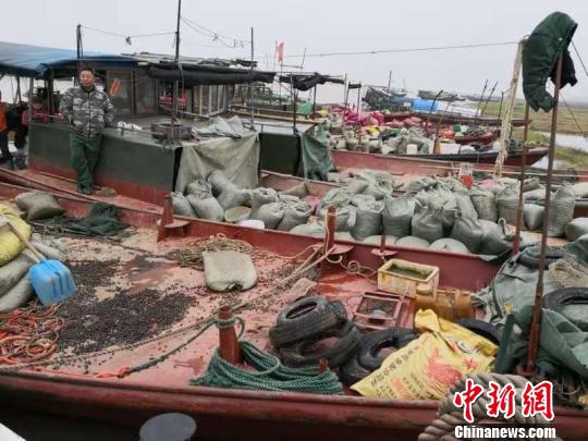 林峯带女友张馨月与苗侨伟等聚餐 搭肩膀好甜蜜_9929测评