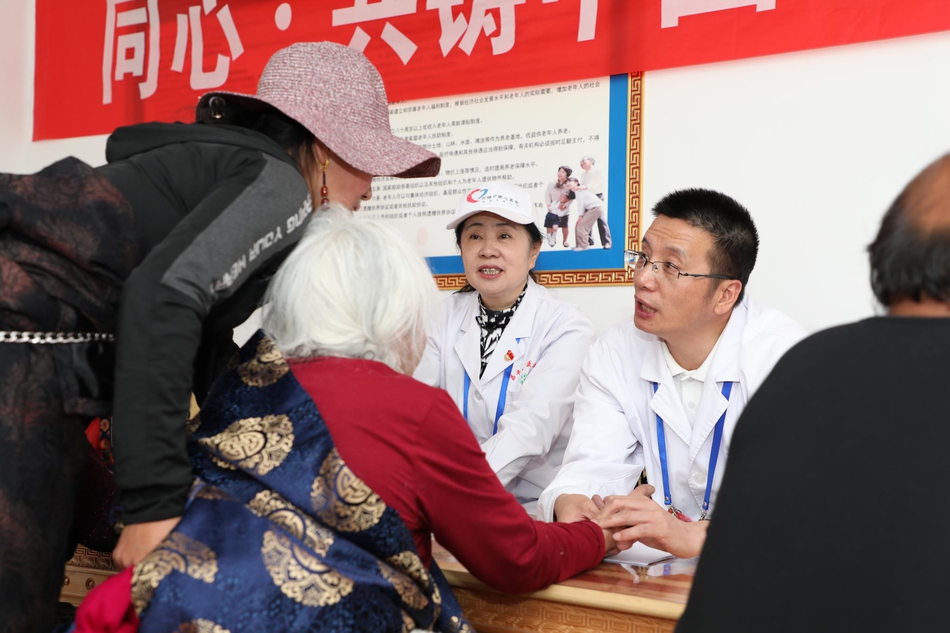 彭丽媛邀请外方领导人配偶欣赏中国戏曲