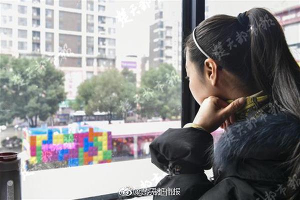 实拍：城管粗暴铲翻老太菜摊_美国CN2云主机