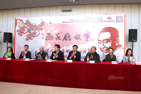 黄景瑜出席活动 黑色套装利落帅气