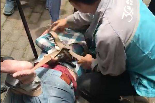 实拍：城管粗暴铲翻老太菜摊_挂机宝租用