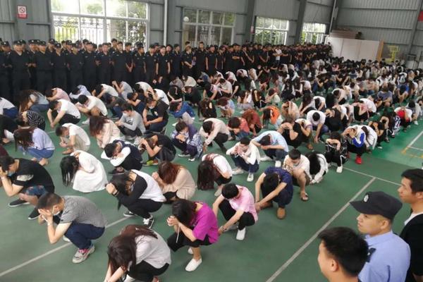 湖北民众省道上趟水摸鱼_云电脑视频