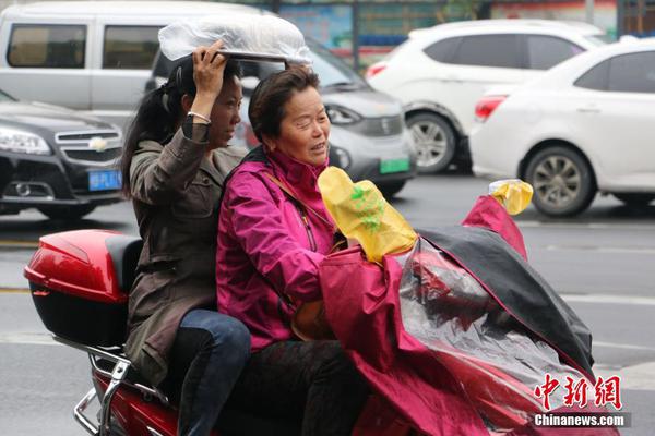 利物浦足球流氓将亚裔老人扔水池 事后还种族歧视_CN2服务器租用