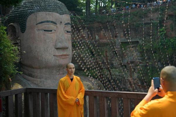 日本德仁天皇即位 承诺完成作为"国家象征"的责任_9929网络稳定性