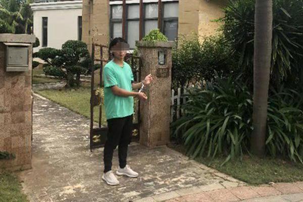 黄景瑜出席活动 黑色套装利落帅气_云服务器1核2G