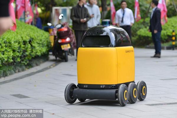 王健林:大连足球必重返亚洲一流 正建专业足球场_挂机宝挂QQ