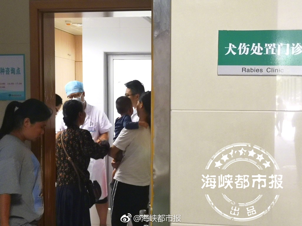 谢霆锋爸爸不甘寂寞 82岁谢贤密会电眼美女