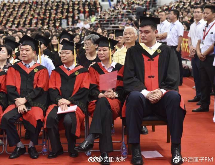 比伯约朋友压马路表情严肃_电商云服务器