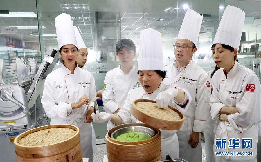 林志玲格子衫清爽十足_CN2数据备份