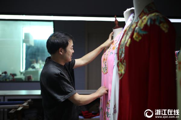 哈登遇勇士车轮战 满脸不甘_电脑云