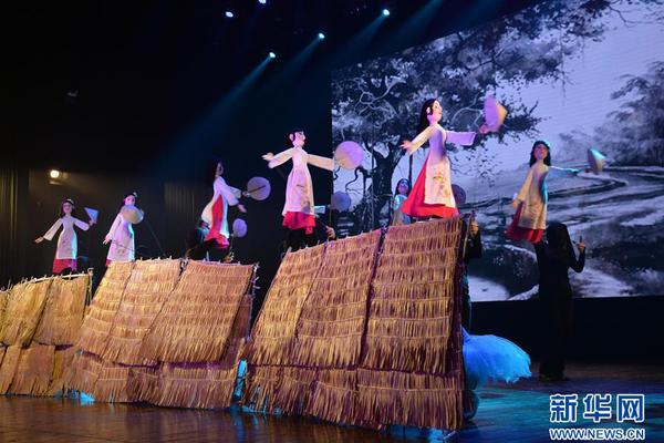 大学生手绘百米画卷致敬五四_挂机宝不掉线