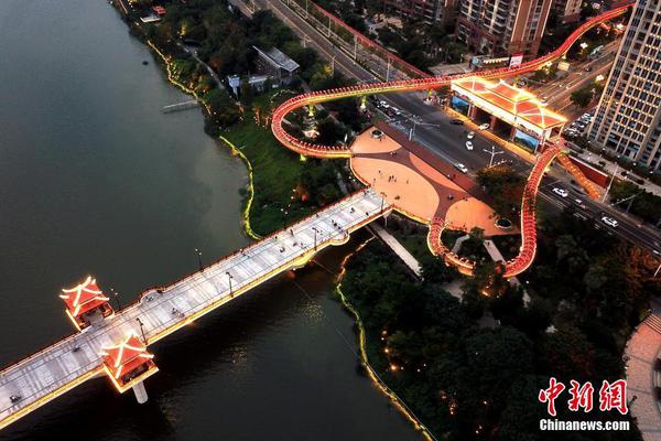 组图：董璇深夜独自现身机场 衣着干练低调红唇显好气色_云电脑优缺点