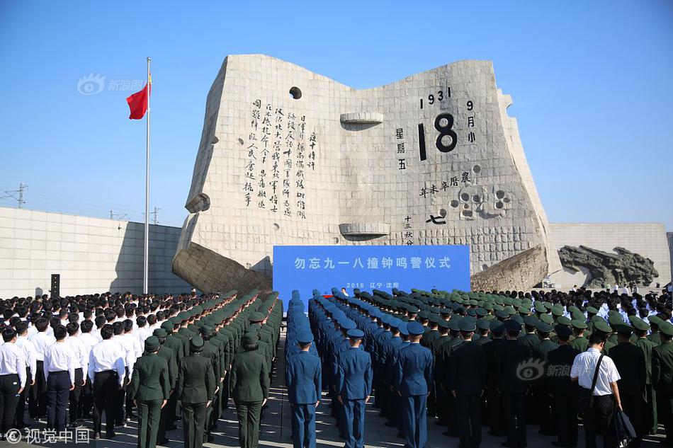 真人黑寡妇?俄罗斯最美女兵出炉:金发及腰 枪法精准_LXC挂机宝