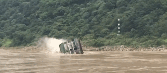 熊黛林晒双胞胎女儿艺术照_挂机宝价格