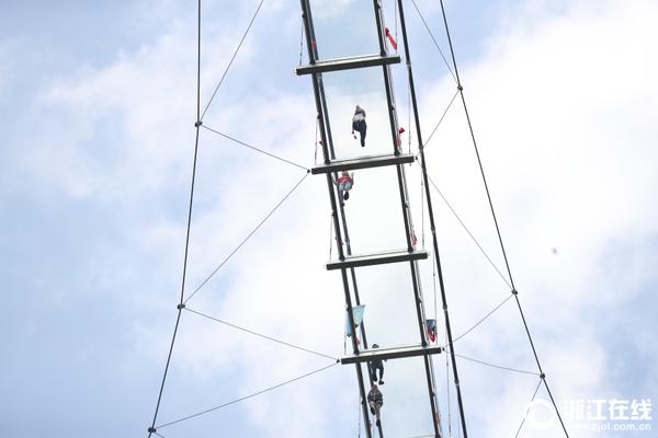 瞧不起韩国人画的高达?那你可能误解很深了_云电脑实时同步