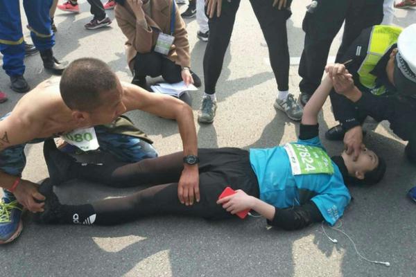 51岁翁虹娇艳如花,一袭碎花“少女裙”亮相,依旧玉女_大模型训练