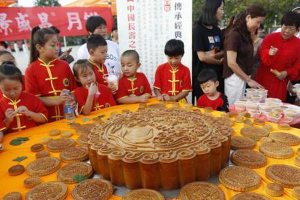 德约一家三口西班牙度假 海滩