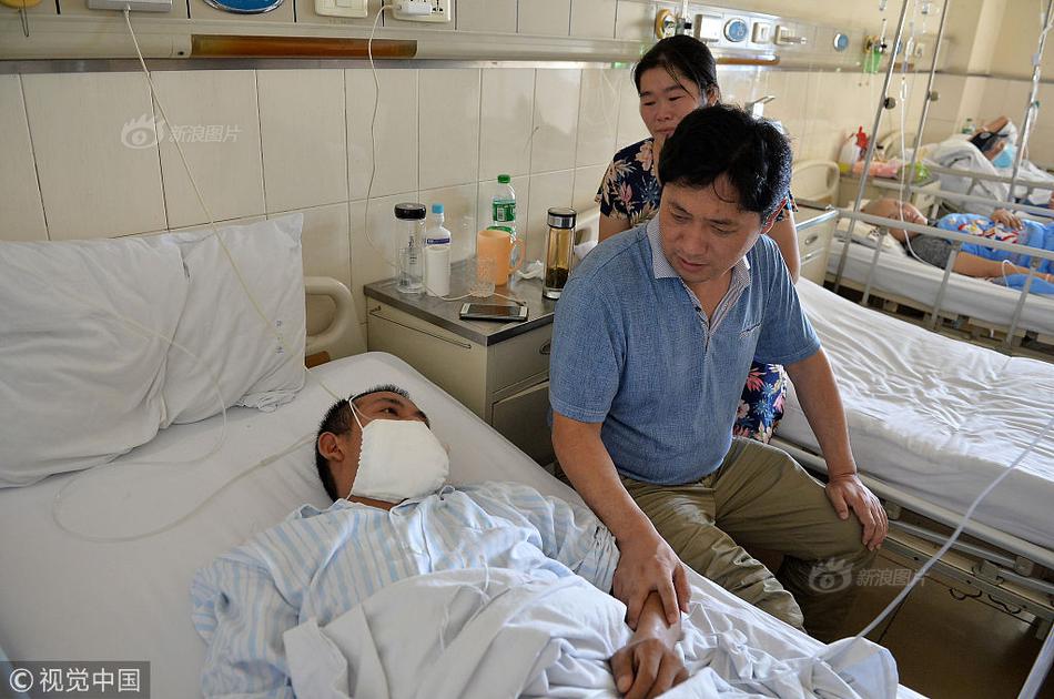 体育馆断电观众手机照亮现场_云电脑上班族