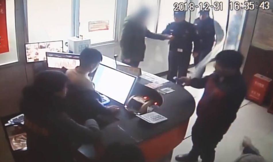 “苏大强”当老师？周迅出席倪大红公开课 眼神专注侧颜清瘦