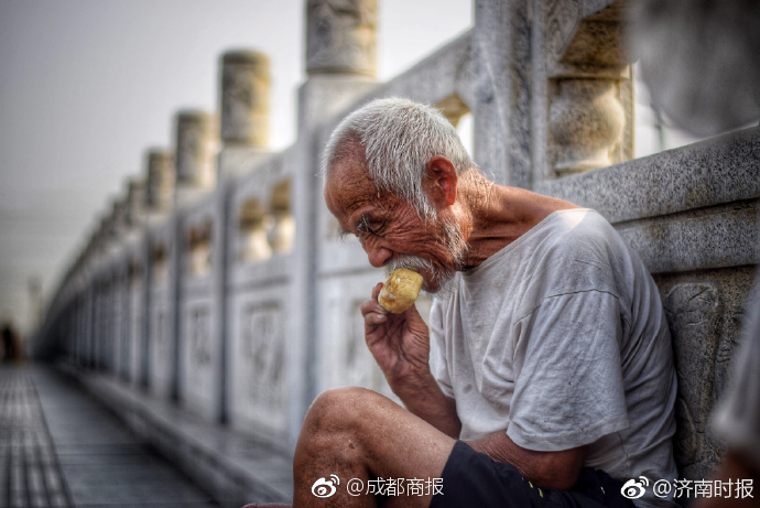 小车失控撞护栏 司机遭一“箭”穿喉奇迹生还_建筑设计云电脑