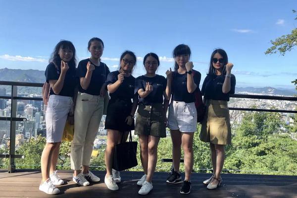 贾静雯带咘咘和Bo妞参加派对 咘咘漂亮似小仙女_CN2服务器不卡顿