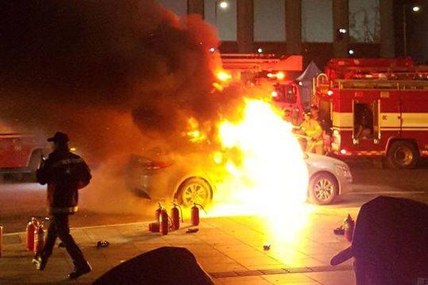 美国西雅图起重机意外坠落 华裔女大学生被砸身亡_CN2服务器免备案