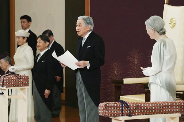 章子怡一袭红裙摇曳生姿 与汪峰贴身热舞_9929海外直播
