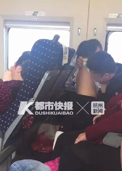暴雨致路面塌陷大坑 一电动车不慎坠入