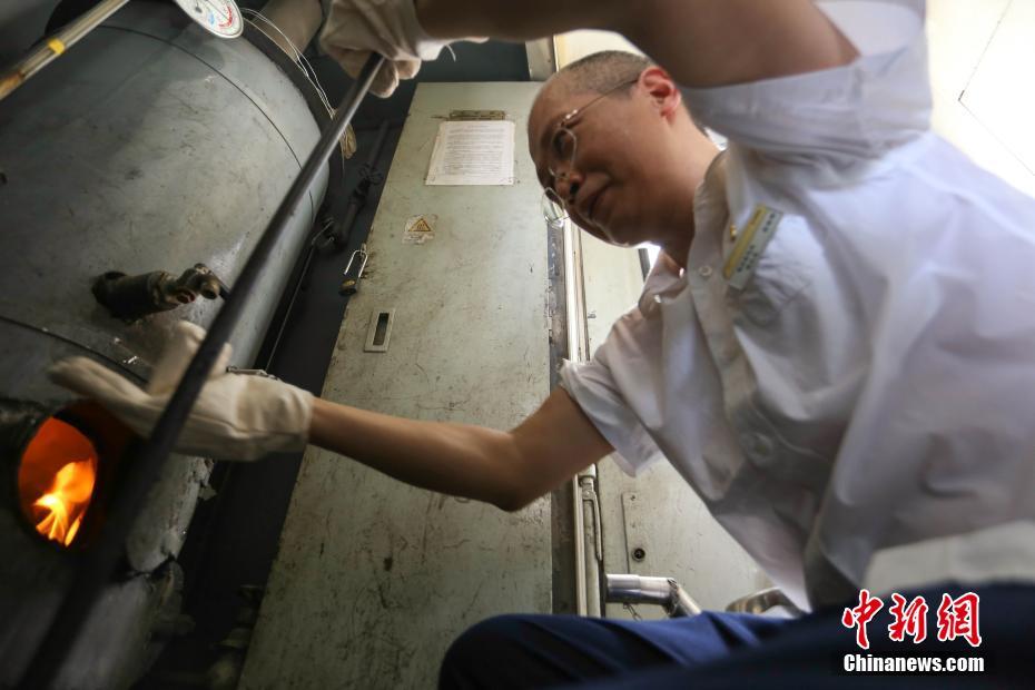 实拍男模走秀踩鞋带摔倒身亡 观众以为在表演_CAD云电脑