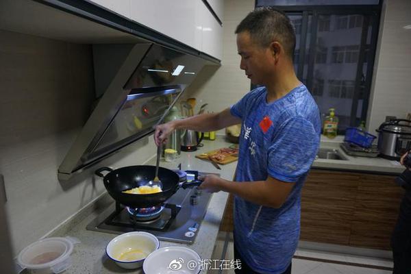 一艘4万吨新巨舰首次与国产航母同框了！她来大连准备干什么？_稳定挂机宝