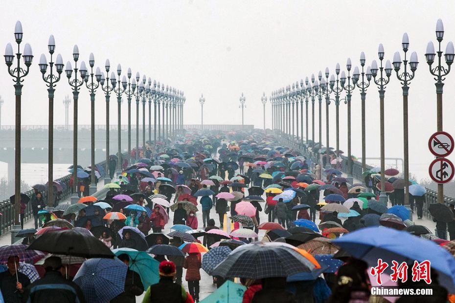 首条无线充电公路边走边充好嗨呦