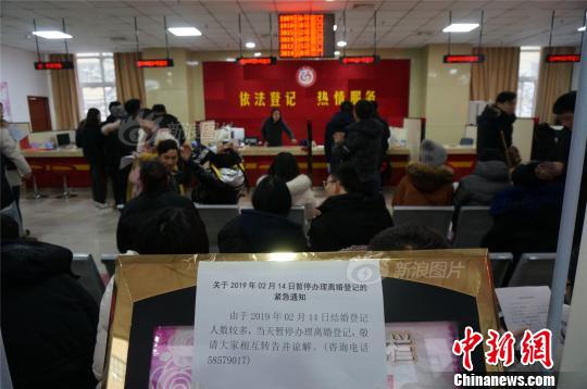 老人乘机嫌排队长打开应急门被拘_电脑云