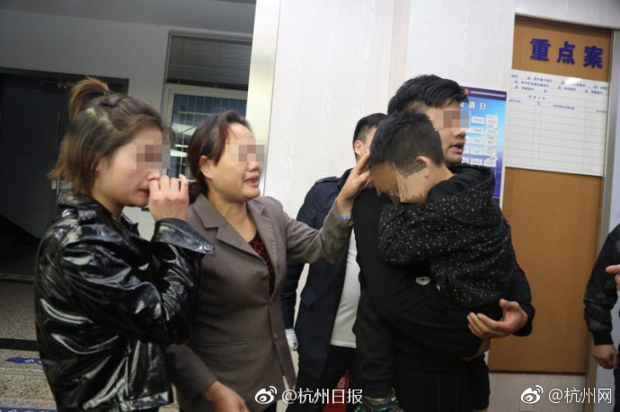 鳄鱼掉落高速后睡着 男子执意带回家_CN2音视频服务器