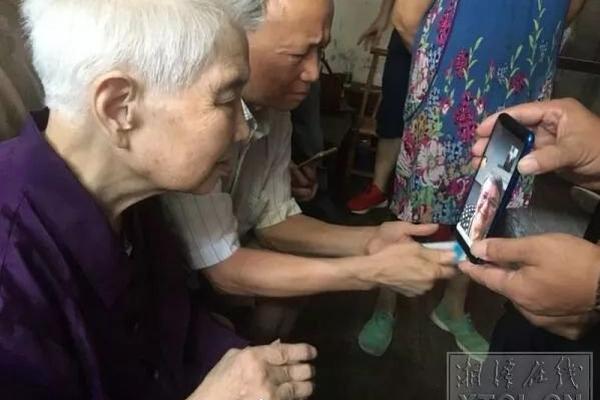 51岁翁虹娇艳如花，一袭碎花“少女裙”亮相，依旧玉女_云电脑数据安全