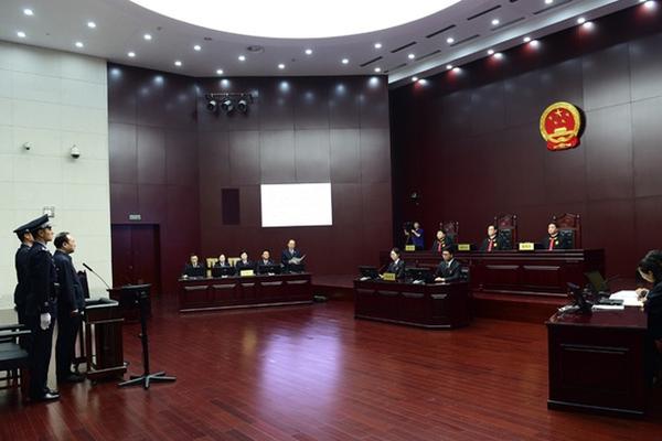 倪妮靠金色连衣裙美出新高度