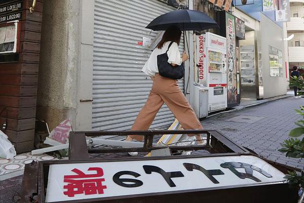 小车失控撞护栏 司机遭一“箭”穿喉奇迹生还_云服务器解决方案