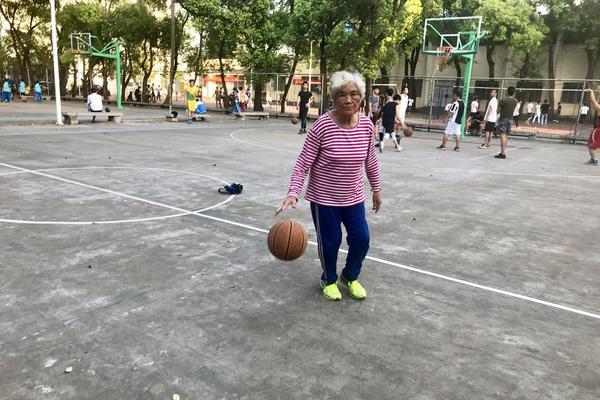 男子洗澡不关窗被女邻居骂不要脸 回怼:信不信砍你_9929回程线路