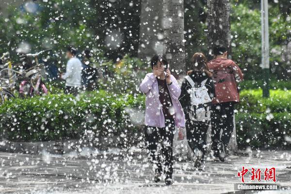 还没去就被嫌弃了 英国人用更大“特朗普宝宝”气球迎接他_1元挂机宝
