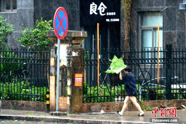 俄罗斯最美近卫军女战士出炉 57000人投给她(图)_青云云服务器