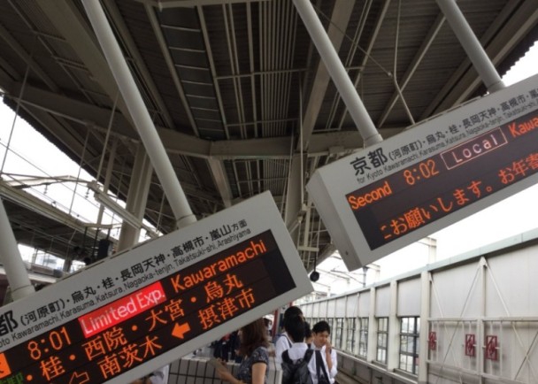伦敦希思罗机场北部城镇集装箱仓库起火 现场黑烟滚滚