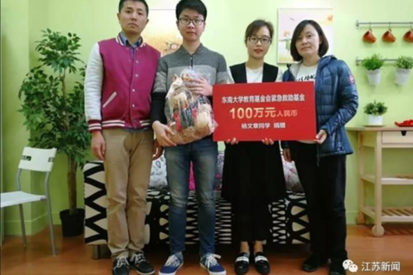 清晨熊出没！“黑瞎子”闯进竹山居民家，被关进鸡笼当宠物_挂机宝代码服务器