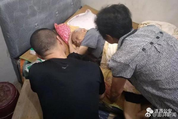 小学副校长课间带头跳鬼步舞