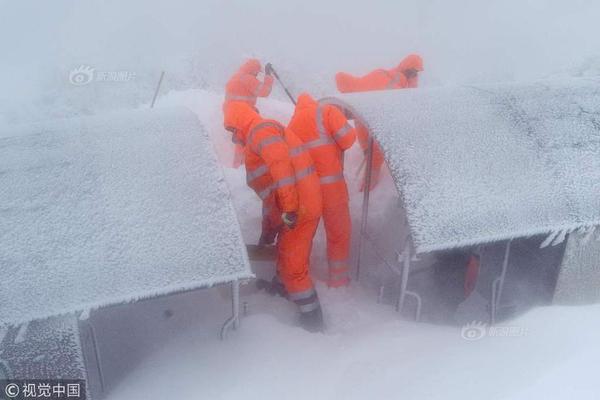 暴雨致路面塌陷大坑 一电动车不慎坠入_云服务器2G内存