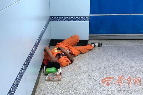 小学霸不愿放假宁可做几张试卷_9929独享物理机