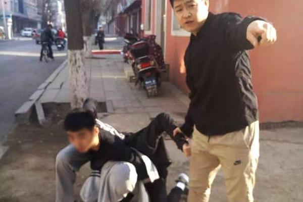 他为中国导弹雕刻翅膀 零件厚度仅头发丝的1/16(图)