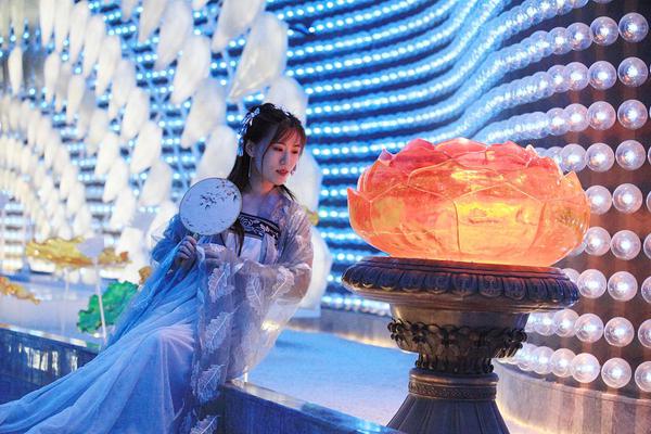 周冬雨宋茜的初夏最爱 清爽衬衫裙迎五一小长假_香港CN2云服务器