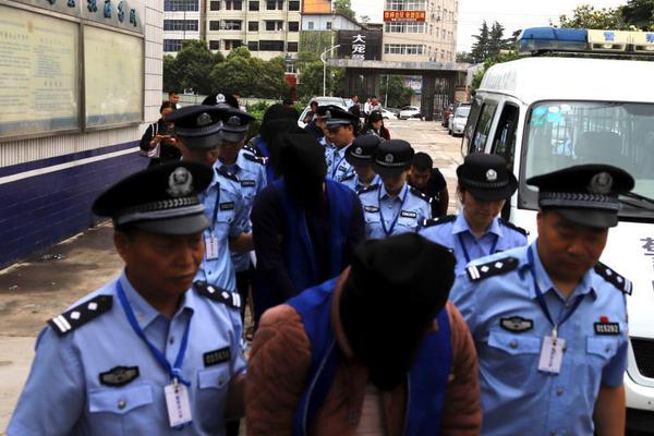 “中国新首善”累捐120亿：吃地瓜面长大，靠14元助学金读完大学_挂机宝抢购脚本