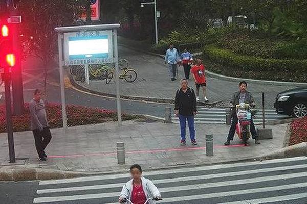 美联社评大师赛|坏天气将伍兹送进领先组 决战小莫_云服务器包年包月