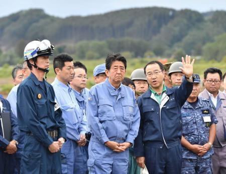 格林先后误伤詹皇哈登眼睛 这种防守你怎么看?_云电脑电视接入