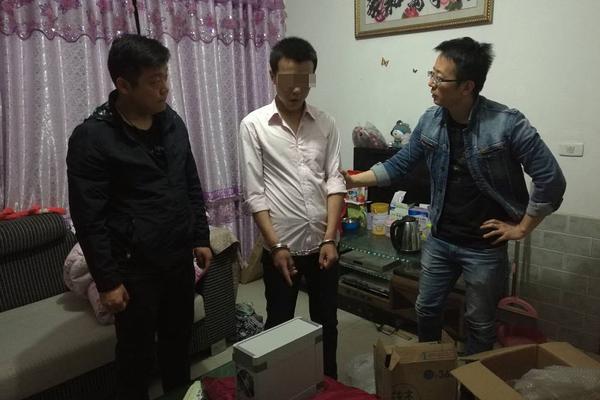 91岁篮球“技术粉”现场看比赛 俱乐部专门给配医生_9929远程办公